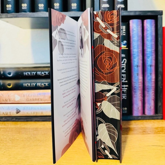 Fairyloot Exclusive Signed Edition Rose In Chains
by Julie Soto - Picture 4 of 12